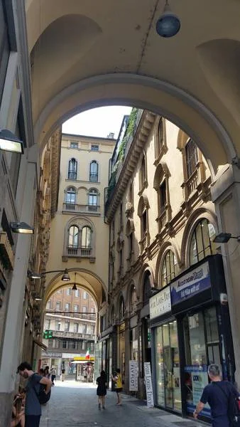 entre san babila et duomo — Milan (Italie)