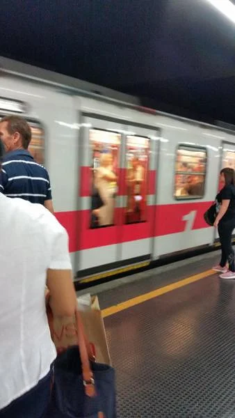 métro rouge — Milan (Italie)