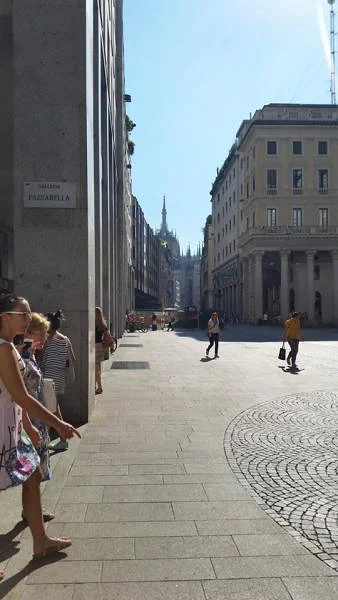 Vue du Duomo depuis San Babila — Piazza San Babila (Italie)