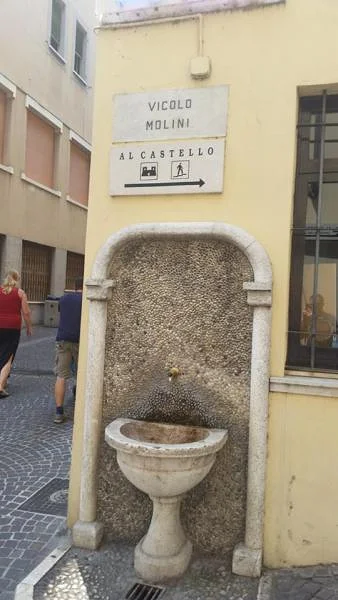 fontaine — Desenzano del Garda (Italie)