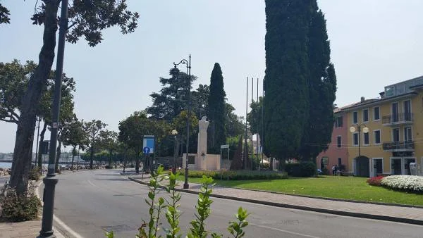 Voie longeant le lac — Desenzano del Garda (Italie)