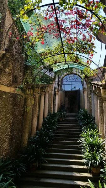 Passage couvert de fleurs — Verbania (Italie)