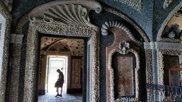 27 — Palazzo Borromeo (Italie)