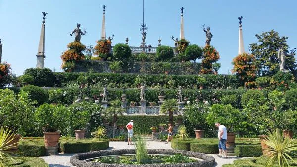 Le bassin et ses gradins Le bassin et ses gradins — Jardin botanique de l'Isola Bella (Italie)