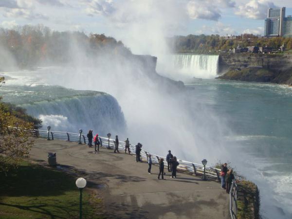 chutes du niagara de jour
