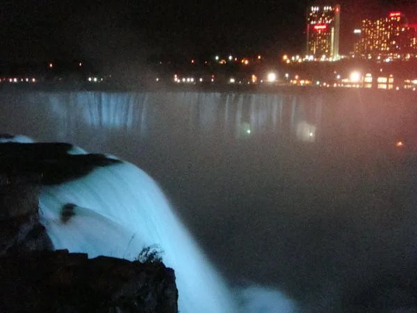 chutes du niagara de nuit — Niagara Falls State Park (Etats-Unis)