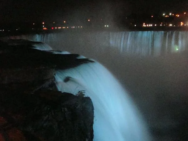 chutes du niagara de nuit — Niagara Falls State Park (Etats-Unis)