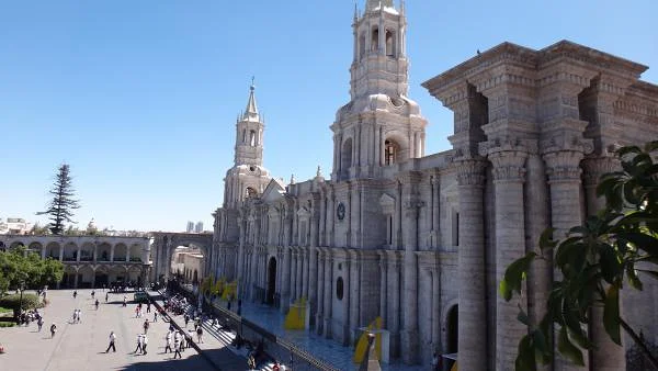 Plaza de Armas — Place d'armes d'Arequipa (Pérou)