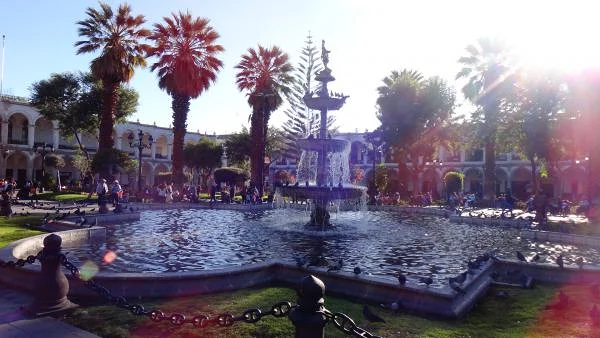 Plaza de Armas — Place d'armes d'Arequipa (Pérou)