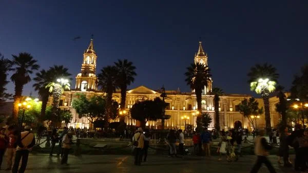 Plaza de Armas — Place d'armes d'Arequipa (Pérou)