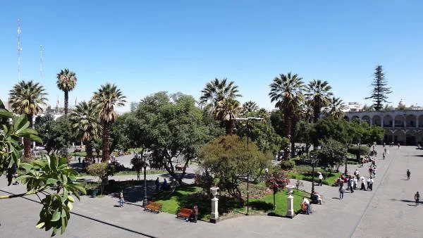 Plaza de Armas — Place d'armes d'Arequipa (Pérou)