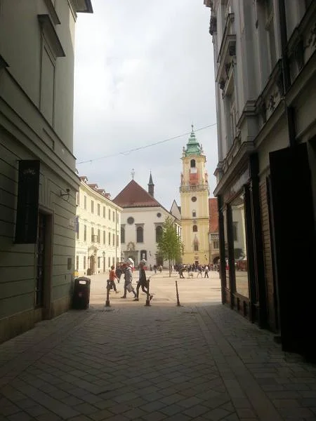 Vue depuis une ruelle — Bratislava (Slovaquie)