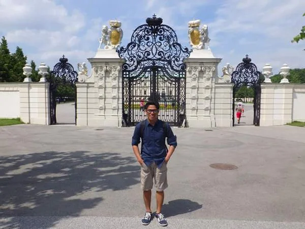 Devant l'entée du palais Grassalkovitch — Bratislava (Slovaquie)