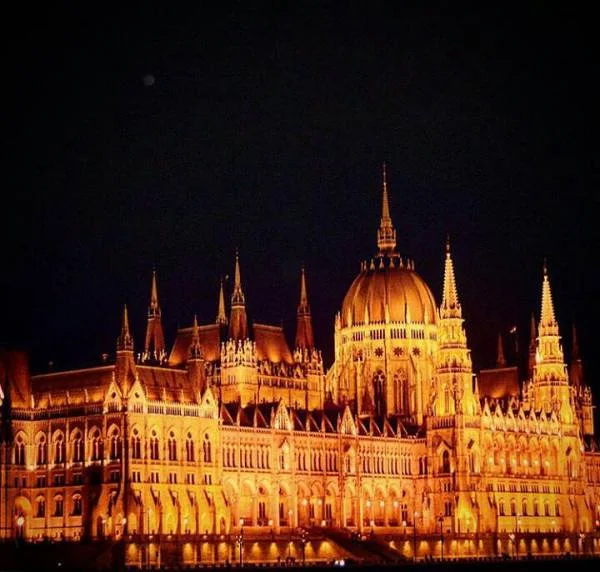 Parlement de nuit — Budapest (Hongrie)