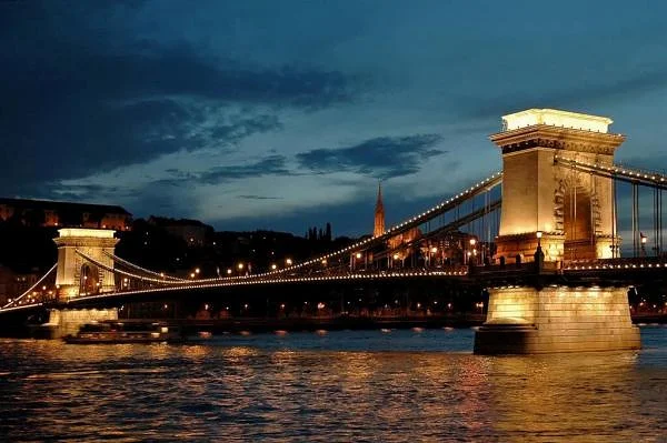 pont de chaînes de nuit — Pont à chaînes Széchenyi (Hongrie)