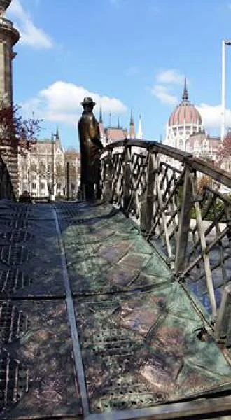 Statue sur le pont près du parlement — Budapest (Hongrie)