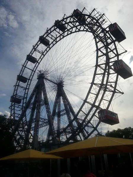 Grand roue parc d'attractions du Prater à Leopoldstadt Grand roue parc d'attractions du Prater à Leopoldstadt — Le Prater de Vienne (Autriche)