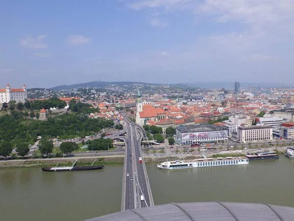 Vue du pont du Soulèvement National Vue du pont du Soulèvement National — Pont Neuf (Novy Most) (Slovaquie)