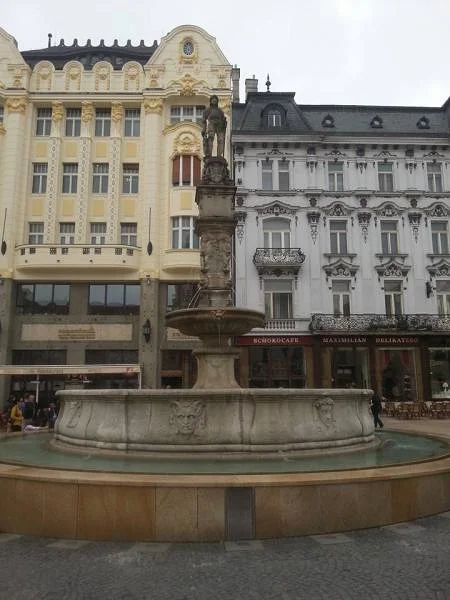 Fontaine de la place Hlavné Fontaine de la place Hlavné — Place Hlavne (Slovaquie)