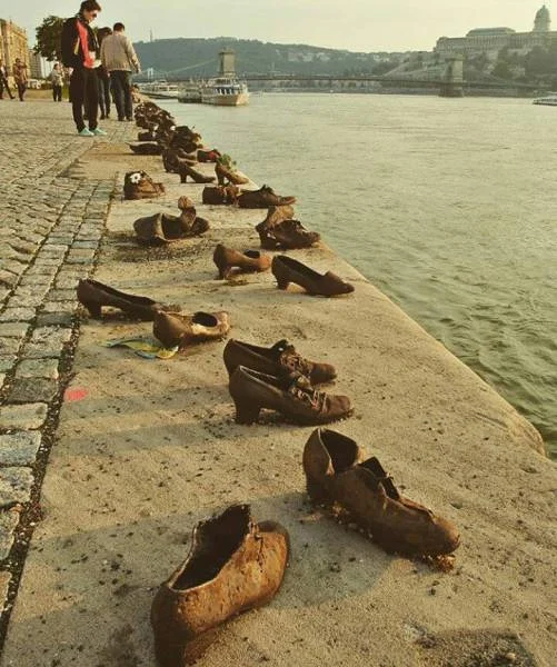 Les chaussures au bord du Danube Les chaussures au bord du Danube — Budapest (Hongrie)