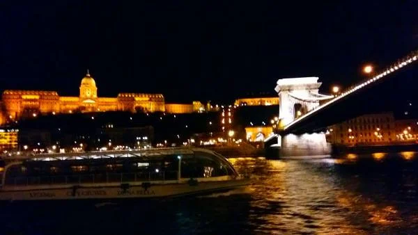 Un bâteau de nuit Un bâteau de nuit — Pont à chaînes Széchenyi (Hongrie)