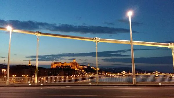 La nuit tombe sur Budapest La nuit tombe sur Budapest — Budapest (Hongrie)