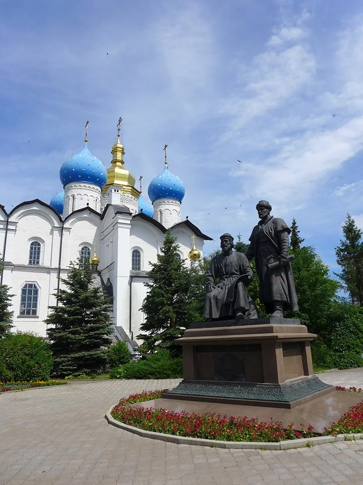 Des statues devant la mosquée Des statues devant la mosquée — Mosquée Qolsharif (Russie)